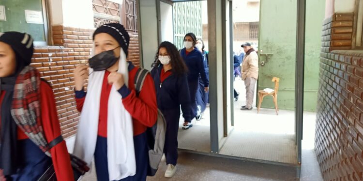 وسط إجراءات احترازية.. طلاب الثانى الثانوى يؤدون أولى امتحانات الفصل الدراسي الأول