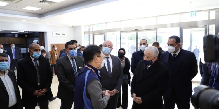 وزيرا التعليم والاتصالات يتفقدان خط إنتاج التابلت بمصنع سامسونج