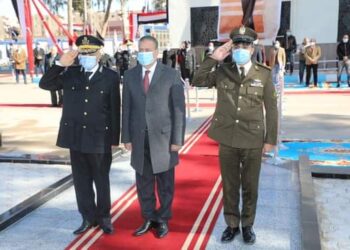 محافظ ومدير أمن المنوفية يضعان إكليلًا من الزهور على النصب التذكاري للشهداء