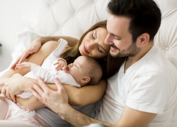 مساعدة الأم الجديدة.. 5 طرق لتقديم العون لها