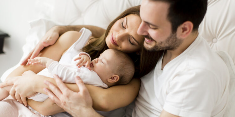 مساعدة الأم الجديدة.. 5 طرق لتقديم العون لها