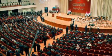 تدافع واعتداءات بين أعضاء البرلمان العراقى والمشهدانى يتعرض لوعكة صحية.. فيديو