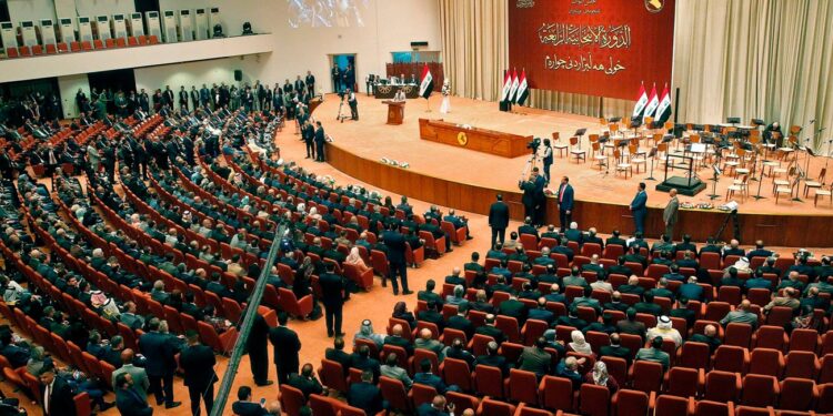 تدافع واعتداءات بين أعضاء البرلمان العراقى والمشهدانى يتعرض لوعكة صحية.. فيديو