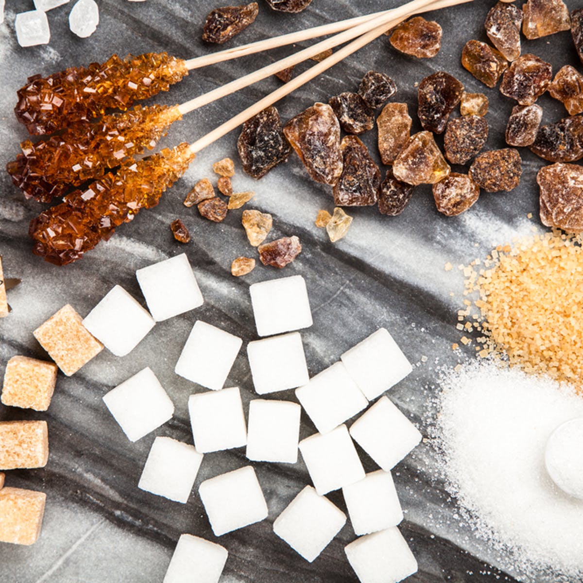 ما الفرق بين السكر الأبيض والسكر البني؟ 