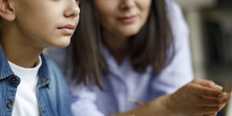 3 أسباب تدفعك إلى التجسس على أطفالك.. لماذا؟