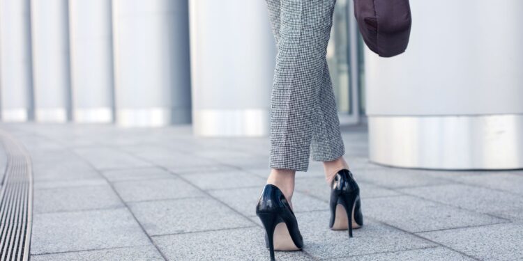 حيل بسيطة لارتداء الكعب العالي بدون ألم