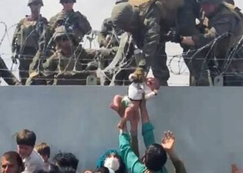 عودة الابن الضال.. العثور على رضيع أفغانستان الذى فقده والداه لحظة هروبهما بالمطار