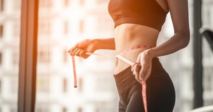  الاستيقاظ مبكراً وشرب المياه.. ضمن العادات الصحية لإنقاص الوزن 