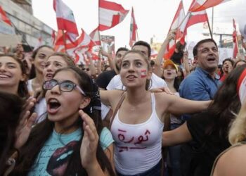 الغضب يعم لبنان.. اضراب عام وارتفاع جديد في أسعار الوقود