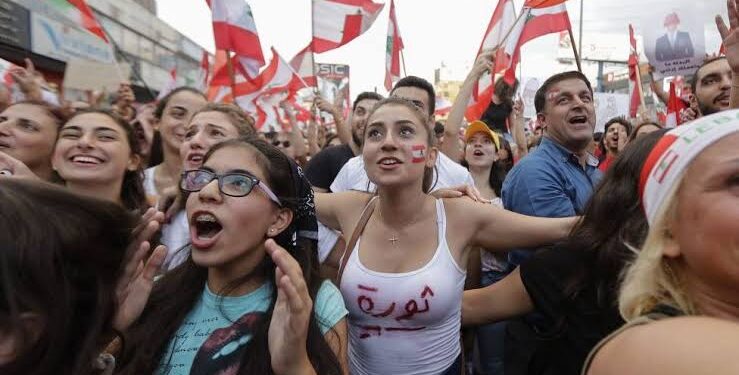 الغضب يعم لبنان.. اضراب عام وارتفاع جديد في أسعار الوقود