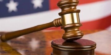 بعد 27 عاما داخل السجن.. مسنة أمريكية تحصل على البراءة من تهمة قتل