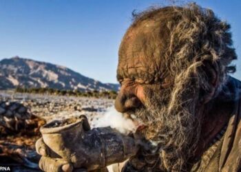 مضرب عن الإستحمام ويأكل الحيوانات الميته.. مسن إيراني يثير جدلا في الأوساط الطبية