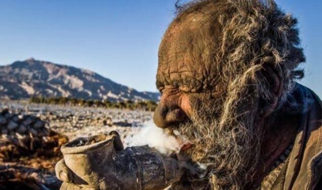 مضرب عن الإستحمام ويأكل الحيوانات الميته.. مسن إيراني يثير جدلا في الأوساط الطبية