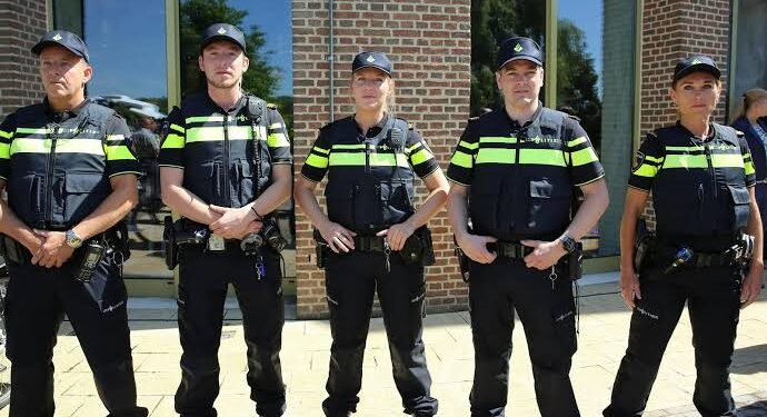 اختبأ في عجلة الطائرة سعيا إلى الهجرة من جنوب أفريقيا إلى هولندا.. تعرف على القصة