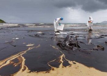 طوارىء في مقاطعة تايلاندية بسبب تسرب بقعة نفطية إلى شاطىء رملي