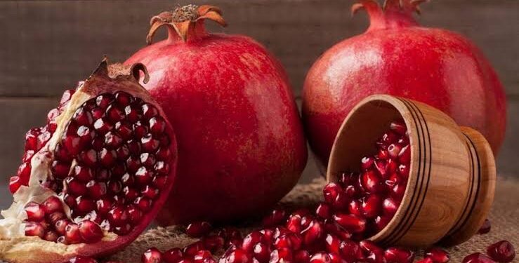 لا تهدر فوائد الرمان بسبب صعوبة تناوله.. إليك أسهل طريقة لتقطيعه
