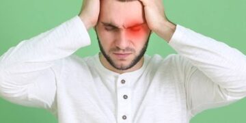 أسباب وعلامات الصداع العنقودي وكيفية علاجه 