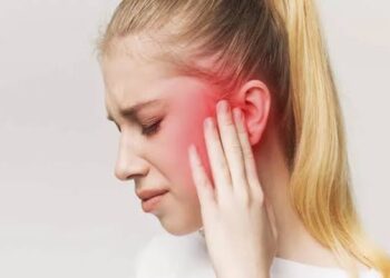 وخز وألم في الأذن.. الأعراض الجديدة للمتحور أوميكرون