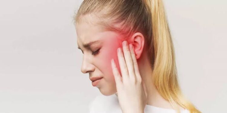 وخز وألم في الأذن.. الأعراض الجديدة للمتحور أوميكرون
