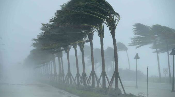 عاصفة جديدة في بريطانيا تثير حالة من الهلع بين المواطنين