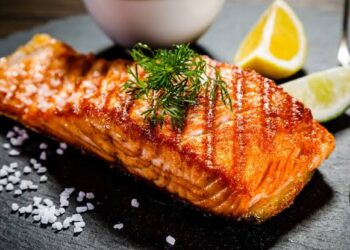 4 أسباب مغذية لإضافة سمك السلمون إلى وجبتك الأسبوعية