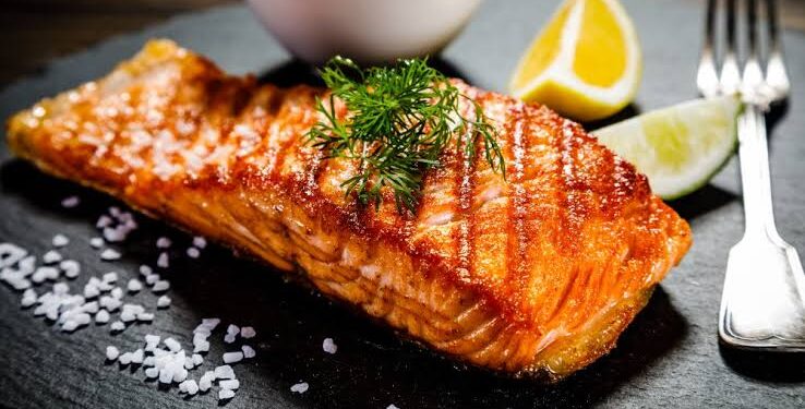 4 أسباب مغذية لإضافة سمك السلمون إلى وجبتك الأسبوعية