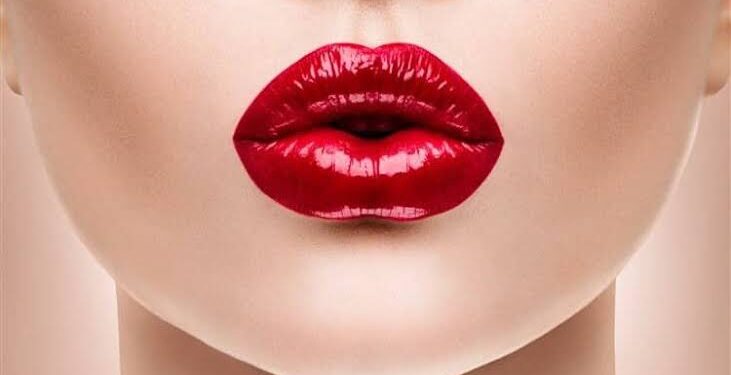 تعرفي علي أشهر أخطاء وضع أحمر الشفاه .. وأهم النصائح لوضعه بطريقة صحيحة