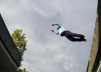 شاب ينهى حياته بإلقاء نفسه من الطابق التاسع بالعمرانية .. والتحريات: مريض نفسي