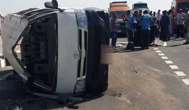 إصابة 10 أشخاص إثر إنقلاب سيارة ميكروباص بطريق بنها الحر