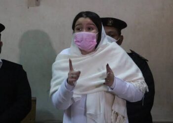 انهيار حنين حسام أمام المحكمة : أهلي وحشوني ومستقبلي ضاع بتهمة ظلم