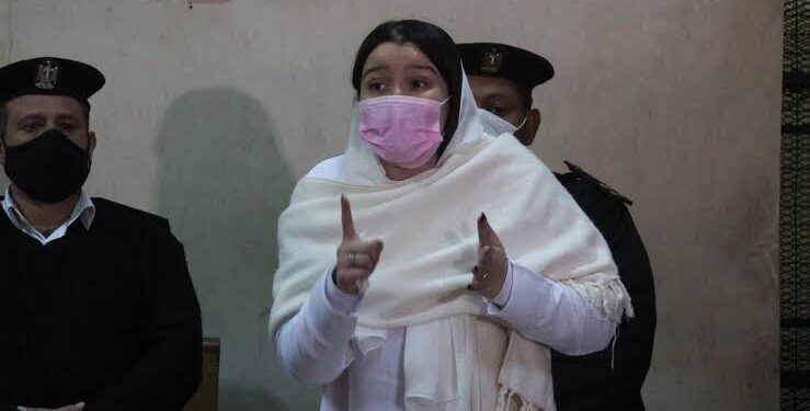 انهيار حنين حسام أمام المحكمة : أهلي وحشوني ومستقبلي ضاع بتهمة ظلم