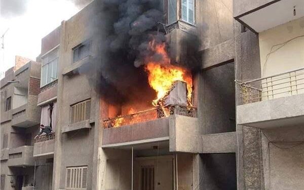 باستخدام السلالم الهيدرولكية.. أخماد حريق عقار النزهة