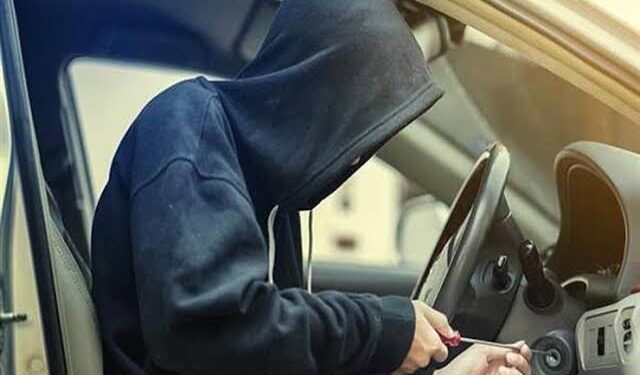 بأسلوب توصيل الأسلاك .. تفاصيل سقوط عصابة سرقة السيارات في المطرية