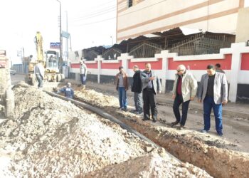 رئيس مياه الشرب بالبحيره يتفقد اعمال انشاء تنفيذ خط مياه بمنطقة الحميات