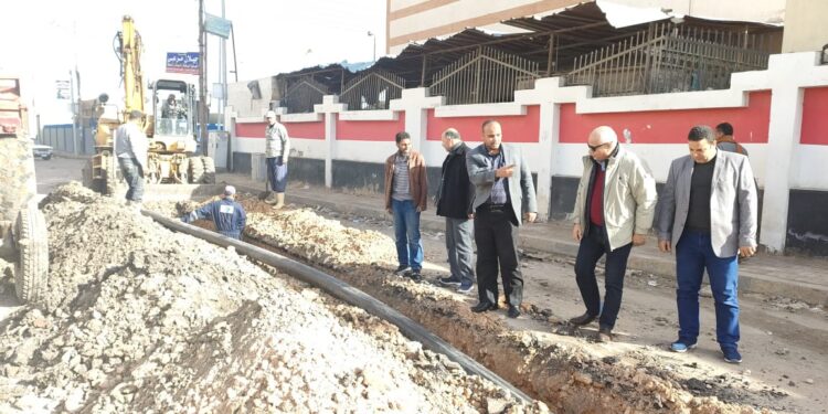 رئيس مياه الشرب بالبحيره يتفقد اعمال انشاء تنفيذ خط مياه بمنطقة الحميات