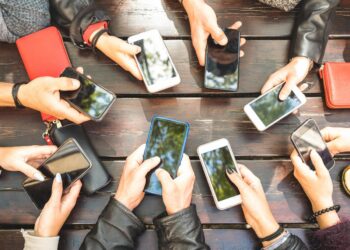 أبرزها الجرائم وفقدان الحياة.. عيوب الهواتف المحمولة احذرها