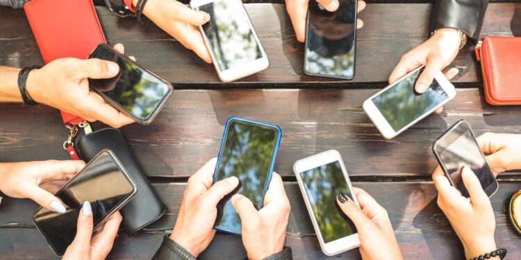 أبرزها الجرائم وفقدان الحياة.. عيوب الهواتف المحمولة احذرها