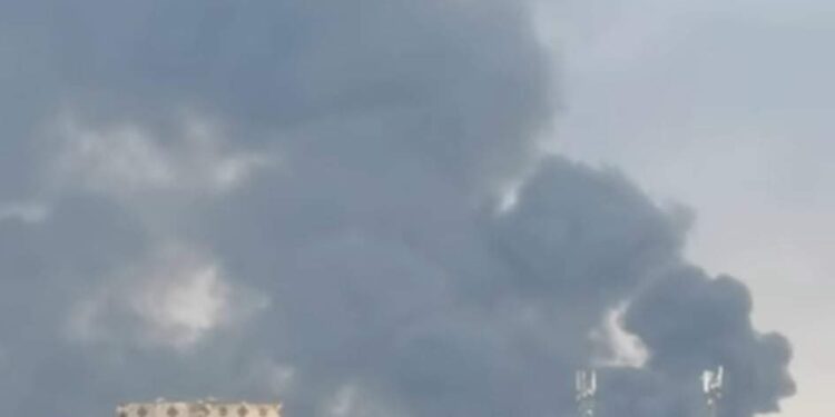 نشوب حريق هائل داخل مخزن خرده فى السيدة زينب