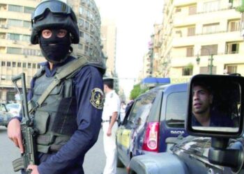 ضبط 3 أشخاص لسرقتهم 100 علبة سجائر من داخل كشك بالتجمع الأول