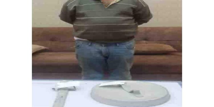 الداخلية تضبط بائع تجول في الشارع بسلاح أبيض ودرع معدني في الإسكندرية