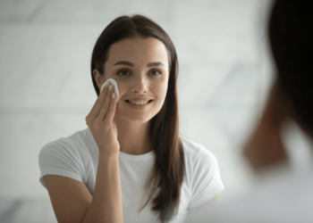 في 3 خطوات.. روتين وضع مكياج للفتيات المتأخرات دائمًا