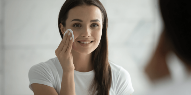 في 3 خطوات.. روتين وضع مكياج للفتيات المتأخرات دائمًا