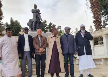 وزير الإعلام والسياحة بنيجيريا يلتقط الصور التذكارية في المتحف المصري