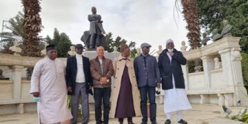 وزير الإعلام والسياحة بنيجيريا يلتقط الصور التذكارية في المتحف المصري
