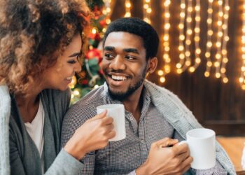 10 أفكار لزيادة الرومانسية بين الأزواج لأجواء شتوية لا تنسى