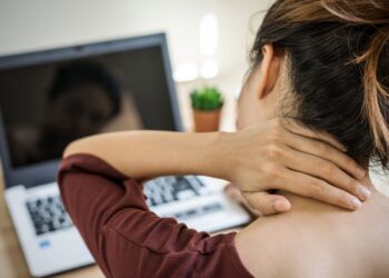 آلام الرقبة وتصلب الكتف.. تخلص من أكثر الإصابات شيوعًا في الشتاء