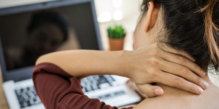 آلام الرقبة وتصلب الكتف.. تخلص من أكثر الإصابات شيوعًا في الشتاء