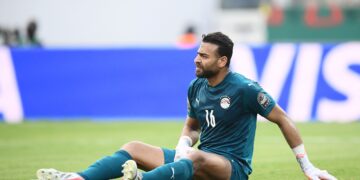 أبو جبل يُغادر مباراة مصر والمغرب للإصابة