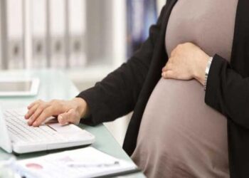 «إنفوجراف» شرط واحد لحصول المرأة العاملة على إجازة وضع.. تعرف عليه