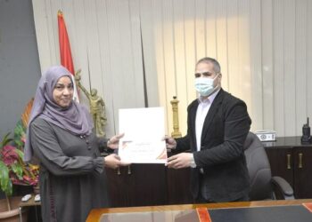 لمجهودهم.. نائب محافظ أسيوط يكرم فريق عمل منظومة الشكاوى الموحدة